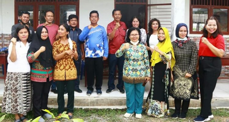Bupati Simalungun, Radiapoh Hasiholan Sinaga saat foto bersama Guru – guru SDN 097805 Rambung Merah.