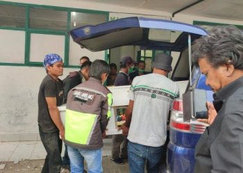 Proses pemasukan jenazah korban tewas tertimpa mobil ke dalam ambulans di RSUD Sidikalang untuk diberangkatkan ke kampung halaman di Kabupaten Samosir, Jumat (5/8/2022). Tribun Medan/Alvi Syahrin Najib Suwitra
