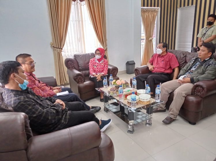 Ketua DPP Korps Senior Himapsi, Parlindungan Purba SH MM, didampingi pengurus lainnya saat beraudiensi dengan Plt. Wali Kota Pematang Siantar, dr Susanti Dewayani SpA, di kantor Camat Siantar Marihat, Jalan Melanthon Siregar, Kamis (4/8/2022).