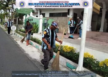Para kader IPK Pematangsiantar saat Jumat bersih di Mesjid Darul Aman, Jl Enggang.