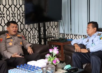 Kapolres Simalungun, AKBP Ronald F.C Sipayung SH, SIK, MH tampak diskusi ringan dengan Plh. Kepala Lembaga Pemasyarakatan (Kalapas) Klas IIA Pematangsiantar, M.Tavip, di Lembaga Pemasyarakatan (Lapas) Klas IIA Pematangsiantar, Jl. Asahan, Kecamatan Siantar, Kabupaten Simalungun, Selasa (2/8/20212) pagi, pukul 09.00 WIB.