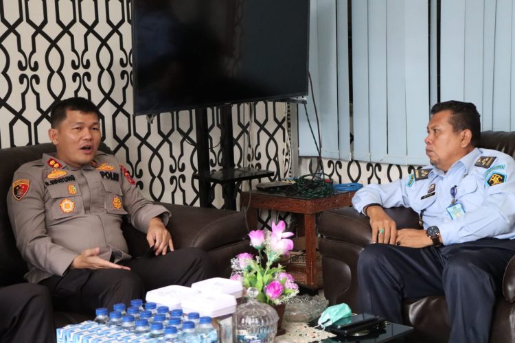 Kapolres Simalungun, AKBP Ronald F.C Sipayung SH, SIK, MH tampak diskusi ringan dengan Plh. Kepala Lembaga Pemasyarakatan (Kalapas) Klas IIA Pematangsiantar, M.Tavip, di Lembaga Pemasyarakatan (Lapas) Klas IIA Pematangsiantar, Jl. Asahan, Kecamatan Siantar, Kabupaten Simalungun, Selasa (2/8/20212) pagi, pukul 09.00 WIB.