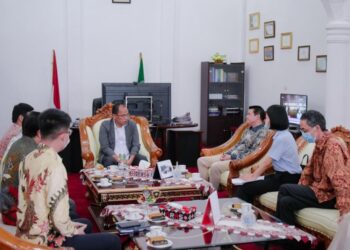 Bupati Humbang Hasundutan (Humbahas), Dosmar Banjarnahor, SE, saat menerima kunjungan Konsulat Jenderal Republik Rakyat Tiongkok di Medan, Kamis (11/8/2022) lalu, di Ruang Kerja Bupati.