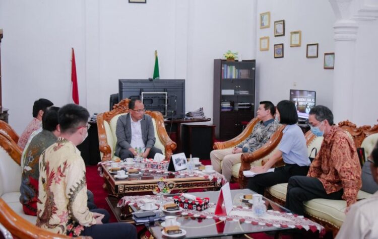 Bupati Humbang Hasundutan (Humbahas), Dosmar Banjarnahor, SE, saat menerima kunjungan Konsulat Jenderal Republik Rakyat Tiongkok di Medan, Kamis (11/8/2022) lalu, di Ruang Kerja Bupati.