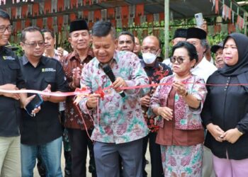 Bupati Simalungun, Radiapoh Hasiholan Sinaga, meresmikan  jembatan penghubung Nagori Sipanga, Kecamatan Bandar Huluan dan Nagori Rambuhit, Kecamatan Gunung Maligas,  Kabupaten Simalungun, Sumut, yang ditandai dengan pengguntingan pita, Minggu (28/8/2022).