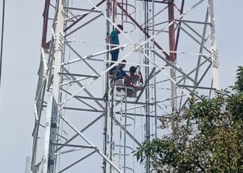 Personel Polsek Panei Tongah saat membujuk seorang warga yang diduga ODGJ (Orang Dengan Gangguan Jiwa) agar turun dari tower setinggi 72 meter.