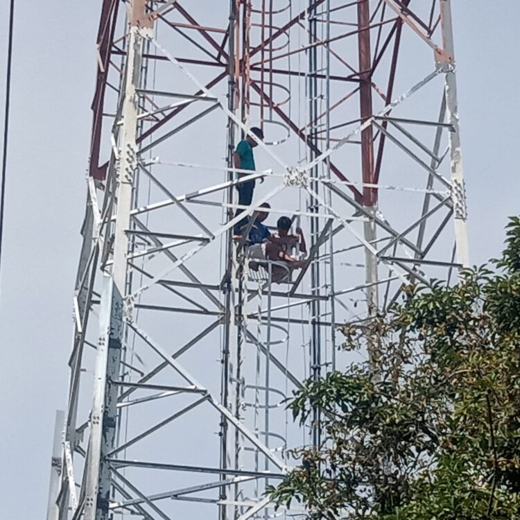 Personel Polsek Panei Tongah saat membujuk seorang warga yang diduga ODGJ (Orang Dengan Gangguan Jiwa) agar turun dari tower setinggi 72 meter.