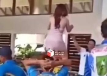 Biduan goyang erotis di atas meja acara pembukaan Turnamen Golf Piala Gubernur Riau 2022. [Instagram]