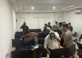 Penggerebekan lokasi operator judi online di Sumut. (Foto: Andi Yusri)
