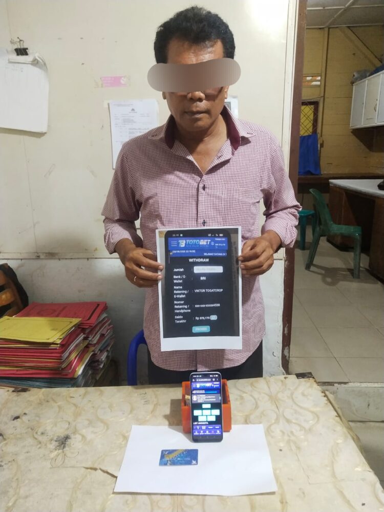 Foto pelaku memperlihatkan barang bukti.