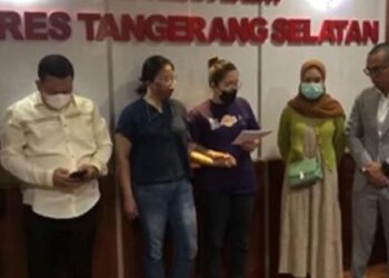Kasus pencurian cokelat dan pengancaman terhadap pegawai Alfamart yang viral berakhir damai di Polres Tangerang Selatan, Senin (15/8/2022) malam. (Foto/MPI)