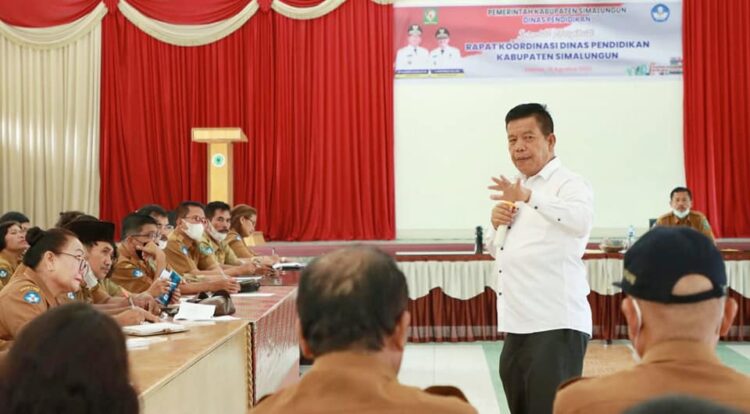 Bupati Simalungun, Radiapoh Hasiholan Sinaga saat menghadiri rapat koordinasi dengan jajaran Dinas Pendidikan Simalungun, di Gedung MUI Simalungun, Jalan Sangnawaluh, Kecamatan Siantar, Kabupaten Simalungun, Sumut, Senin (15/8/2022).