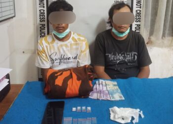 Foto kedua pelaku dan barang bukti saat diamankan di kantor Polisi.