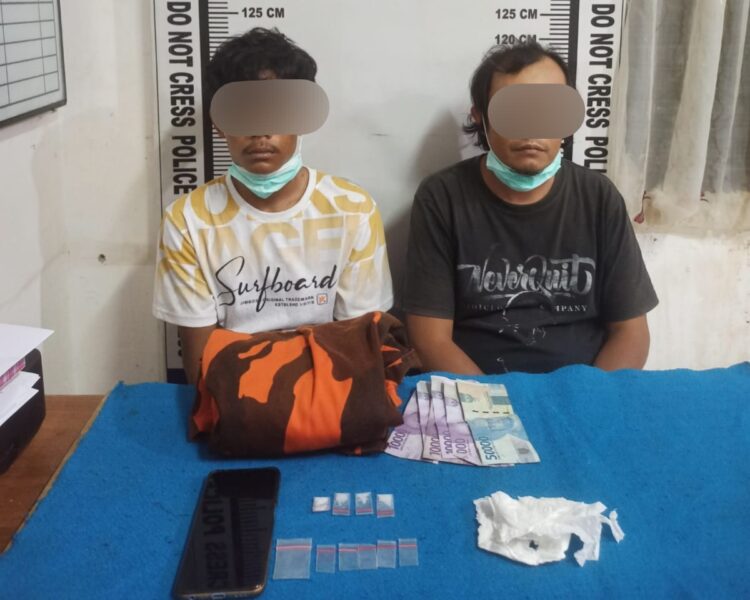 Foto kedua pelaku dan barang bukti saat diamankan di kantor Polisi.