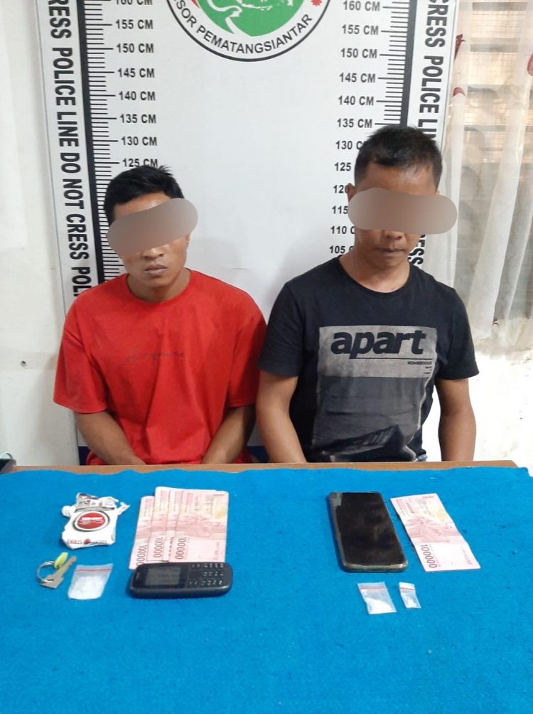 Foto kedua pelaku dan barang bukti saat diamankan di kantor Polisi.