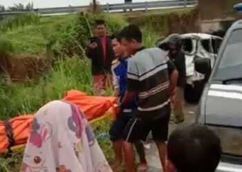 Mobil Suzuki Ertiga pelat BK 1115 MZ menabrak pembatas jalan tol di kilometer 26.200 Dusun IV Desa Pematang Ganjang Kecamatan Sei Rampah Serdang Bedagai (Sergai), Sumut, Kamis (18/8/2022). (Ist)