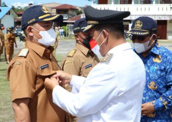 Penyematan tanda jabatan oleh Bupati Simalungun secara simbolis kepada tiga orang Pj. Pangulu.