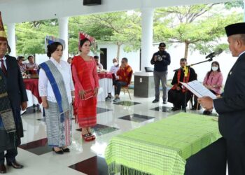 Sekretaris Daerah Kabupaten (Sekdakab), Esron Sinaga, melantik Direksi Perusahaan Daerah Air Minum (PDAM) Tirta Lihou Kabupaten Simalungun, periode 2022-2026.