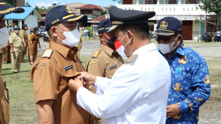 Penyematan tanda jabatan oleh Bupati Simalungun secara simbolis kepada tiga orang Pj. Pangulu.