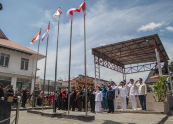 Plt. Wali Kota Pematang Siantar, dr Susanti Dewayani SpA, memimpin penghormatan bendera merah putih, di Lapangan Pariwisata Kota Pematang Siantar, lokasi didirikannya prasasti, Rabu (17/8/2022), pukul 11.00 WIB.