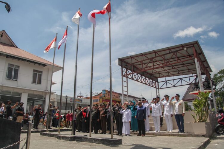 Plt. Wali Kota Pematang Siantar, dr Susanti Dewayani SpA, memimpin penghormatan bendera merah putih, di Lapangan Pariwisata Kota Pematang Siantar, lokasi didirikannya prasasti, Rabu (17/8/2022), pukul 11.00 WIB.