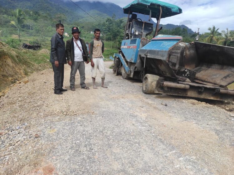 Pembangunan peningkatan jalan alternatif Onan Ganjang-Pakkat, yakni Pulogodang-Temba dengan panjang 1350 m x 4 meter, kini mulai dikerjakan. Masyarakat kini telah menanti sejak 14 tahun.