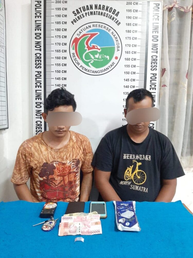 Foto kedua pelaku dan barang bukti yang diamankan Sat Narkoba Polres Pematangsiantar.