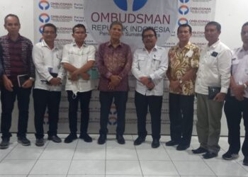 Foto bersama disela pertemuan.
