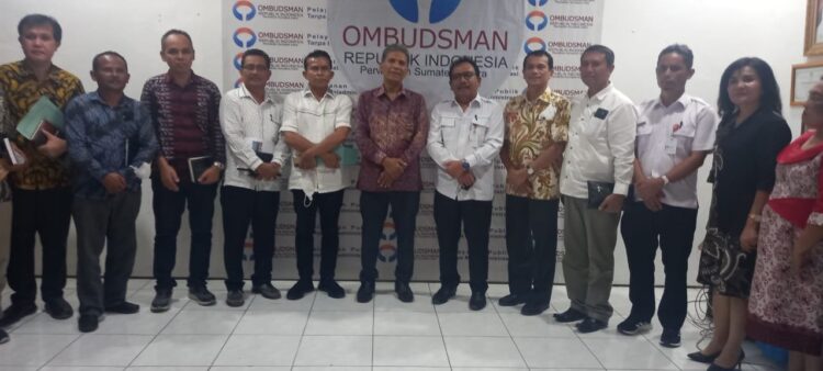 Foto bersama disela pertemuan.