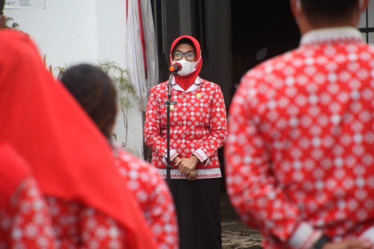 Plt. Wali Kota Pematang Siantar, dr Susanti Dewayani SpA, saat memberikan motivasi kepada para pegawai saat apel pegawai, di lingkungan Kantor Camat Siantar Marihat, Kamis (4/8/2022) pagi tadi, pukul 08.00 WIB.