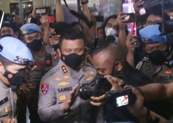 Kadiv Humas Polri, Irjen Pol Dedi Prasetyo mengungkapkan dugaan pelanggaran etik yang dilakukan oleh Ferdy Sambo di antaranya adalah diduga mengambil CCTV di lokasi kejadian penembakan Brigadir J. Foto/SINDOnews