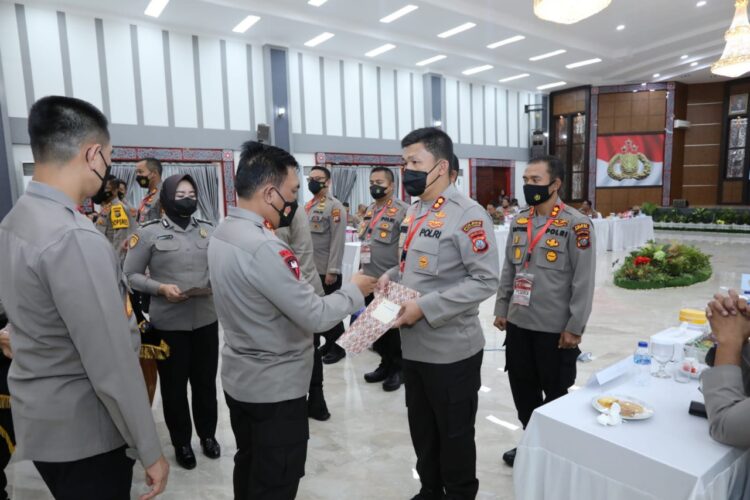 Kapolres Simalungun, AKBP Ronald Fredy C Sipayung, menerima piagam penghargaan yang diserahkan Kapolda Sumut .