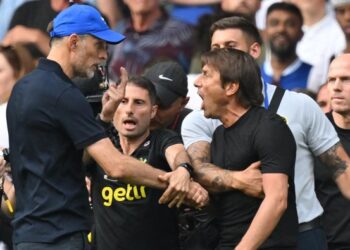 Manajer Chelsea Thomas Tuchel dan Manajer Tottenham Antonio Conte dihukuma atas keributan di akhir laga di Stamford Bridge. (Foto: AFP via Getty Images/GLYN KIRK)