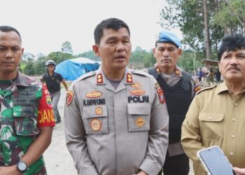 Kapolres Simalungun, AKBP Ronald Sipayung memberikan keterangan kepada media disela patroli, dan pembersihan jalan yang diblokir masyarakat Sihaporas.