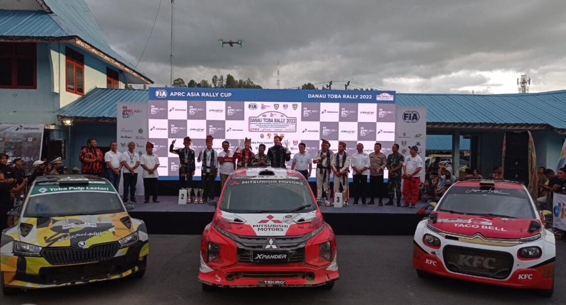 Foto bersama di acara penutupan Kejuaraan Danau Toba Asia-Pacific Rally Championship (APRC) 2022, digelar di Terminal Sosor Saba, Parapat, Kabupaten Simalungun, Minggu (25/9/2022).