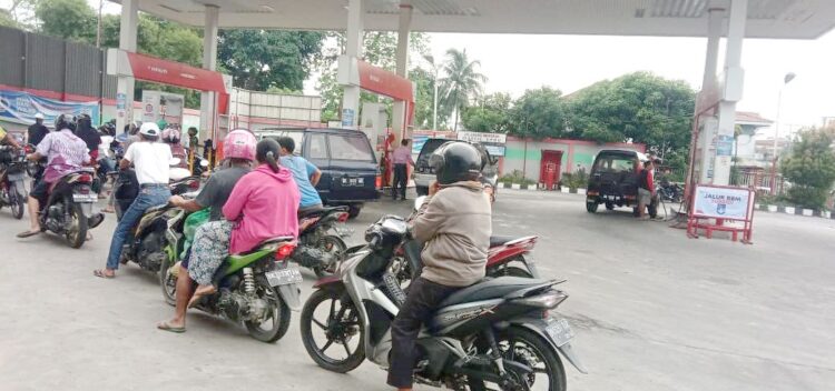 Warga tampak antri mengisi BBM di salah satu SPBU di Kota Pematang Siantar.