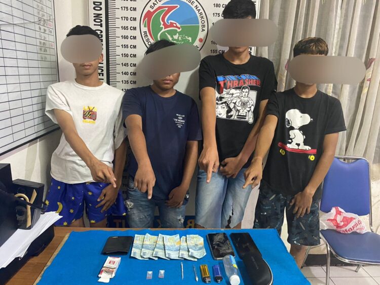 Foto keempat tersangka dan barang bukti saat diamankan di kantor Sat Narkoba Polres Pematangsiantar.