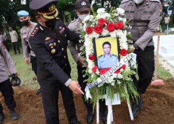 Suasana duka sangat terasa saat jenazah almarhum diberangkatkan menuju peristirahatan terakhir, di Taman Makam Pahlawan Nagur.