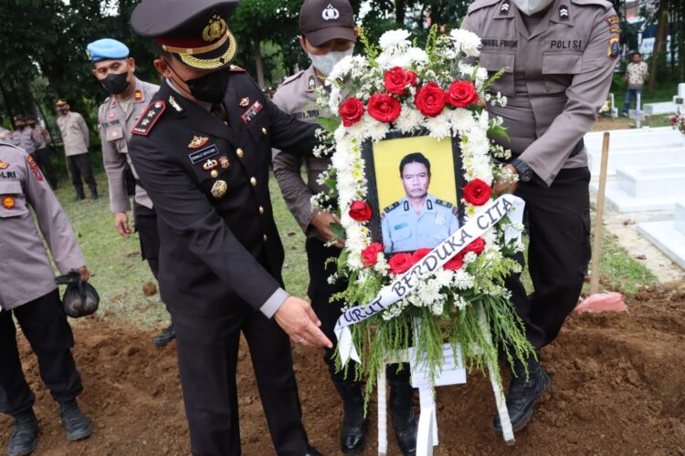 Suasana duka sangat terasa saat jenazah almarhum diberangkatkan menuju peristirahatan terakhir, di Taman Makam Pahlawan Nagur.