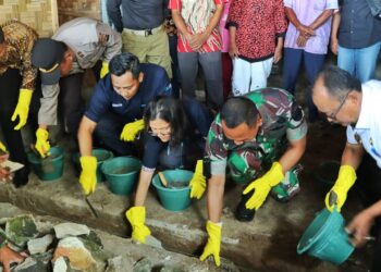 Wakil Bupati Simalungun dan Dandim 0207/Sml saat letakkan batu pertama rehab RTLH milik warga kurang mampu.
