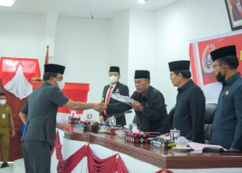 Bupati Humbahas, Dosmar Banjarnahor SE, sampaikan nota pengantar keuangan Ranperda tentang P-APBD Kabupaten Humbahas tahun anggaran 2022, dalam rapat paripurna DPRD, Senin (26/9/2022).