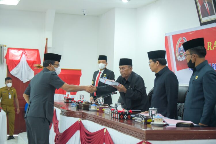 Bupati Humbahas, Dosmar Banjarnahor SE, sampaikan nota pengantar keuangan Ranperda tentang P-APBD Kabupaten Humbahas tahun anggaran 2022, dalam rapat paripurna DPRD, Senin (26/9/2022).