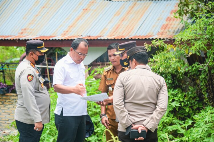 Bupati Humbahas, Dosmar Banjarnahor SE, bersama Kapolres Humbahas, AKBP Achmad Muhaimin, didampingi Camat Baktiraja, Sanggam Lumbangaol, saat meninjau lokasi rencana pembangunan Polsek, di Baktiraja, Selasa (6/9/2022).