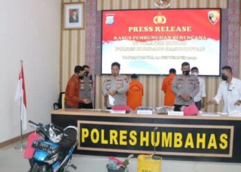 Kapolres Humbahas AKBP Achmad Muhaimin saat memaparkan kasus pembunuhan dengan modus operandi akan menikahi selingkuhannya dengan membunuh suami sendiri, Rabu (14/9/2022). Istimewa