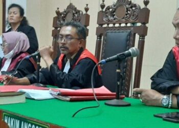Majelis hakim yang diketuai Oloan Silalahi saat menjatuhi hukuman penjara terhadap Astri Melisa dalam persidangan di Pengadilan Negeri (PN) Medan, Jumat (23/9/2022). TRIBUN MEDAN/EDWARD
