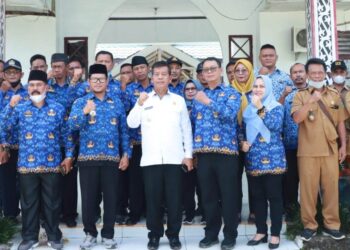 Foto bersama disela kunjungan Bupati Simalungun, Radiapoh Hasiholan Sinaga SH MH, ke Kantor Camat Gunung Malela, Kabupaten Simalungun, Sumut, Senin (19/9/2022).