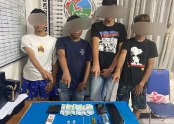 Foto keempat tersangka dan barang bukti saat diamankan di kantor Sat Narkoba Polres Pematangsiantar.