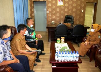 Ketua KONI Pematang Siantar, Jayadi Sagala SE saat beraudiensi dengan Wali Kota Pematang Siantar, dr Susanti Dewayani SpA, di  ruang kerja Wali Kota Pematang Siantar, Jalan Merdeka, Selasa (13/9/2022), sekitar pukul 08.30 WIB.