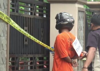 Tersangka Aipda Rudi Suryanto memeragakan saat menembak korban Aipda Ahmad Karnain di balik pagar rumah. Foto: iNewsTV/Roy M Perleoli