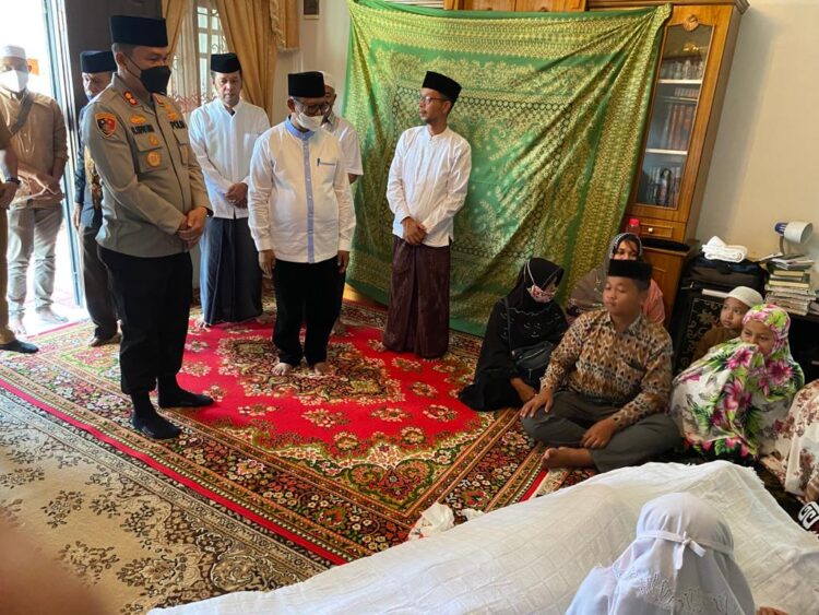 Kapolres Simalungun menyampaikan bela sungkawa atas berpulangnya almarhum H. Abdul Halim Lubis  LC.SH,i MM.
